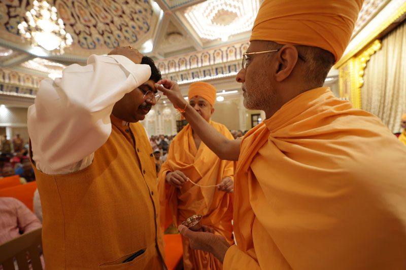 High Commissioner Mr. Bishwadip Dey took the blessings of Shri Mahant Swamy Maharaj, present Guru and President of BAPS  – photo 2