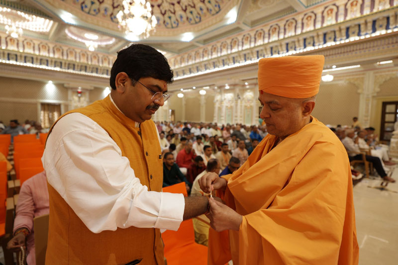 High Commissioner Mr. Bishwadip Dey took the blessings of Shri Mahant Swamy Maharaj, present Guru and President of BAPS  – photo 3
