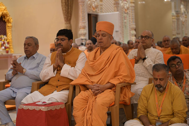 High Commissioner Mr. Bishwadip Dey took the blessings of Shri Mahant Swamy Maharaj, present Guru and President of BAPS  – photo 4