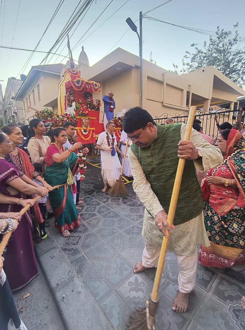 H.E. Bishwadip Dey, High Commissioner of India to Tanzania participated in the Lord Jagannath Rath Yatra organized by IS – photo 2